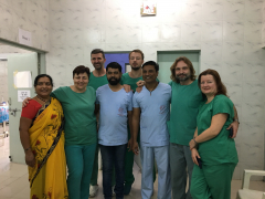 Tým se sálovým personálem – instrumentáři a sanitářka (mise v Indii).