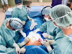 Operace prsou – na fotografii zástupce primáře MUDr. Petr Šuk, MUDr. Marek Kubík, MUDr. Jan Bílek a MUDr. Madina Babakalanová. Pacientce byl vyňat prasklý implantát z prsu, vyměněn za nový a prsa byla modelována.