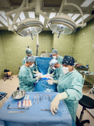 Operace prsou – na fotografii zástupce primáře MUDr. Petr Šuk, MUDr. Marek Kubík, MUDr. Jan Bílek a MUDr. Madina Babakalanová. Pacientce byl vyňat prasklý implantát z prsu, vyměněn za nový a prsa byla modelována.