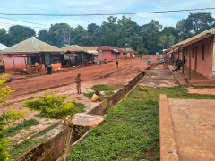 Typická ghanská vesnice, spousta dětí, spousta červené hlíny.